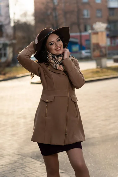 Hermosa Joven Con Abrigo Marrón Bufanda Caminando Por Ciudad Primavera —  Fotos de Stock