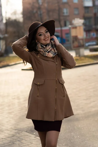 Hermosa Joven Con Abrigo Marrón Bufanda Caminando Por Ciudad Primavera —  Fotos de Stock