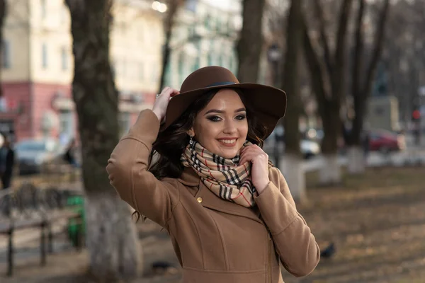 Hermosa Joven Con Abrigo Marrón Bufanda Caminando Por Ciudad Primavera —  Fotos de Stock