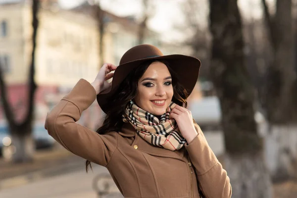 Hermosa Joven Con Abrigo Marrón Bufanda Caminando Por Ciudad Primavera —  Fotos de Stock