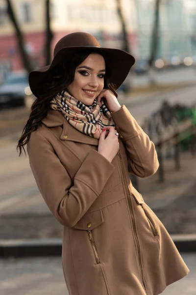 Hermosa Joven Con Abrigo Marrón Bufanda Caminando Por Ciudad Primavera —  Fotos de Stock