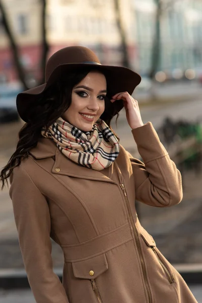 Belle Jeune Fille Manteau Marron Écharpe Promenant Dans Ville Printemps — Photo