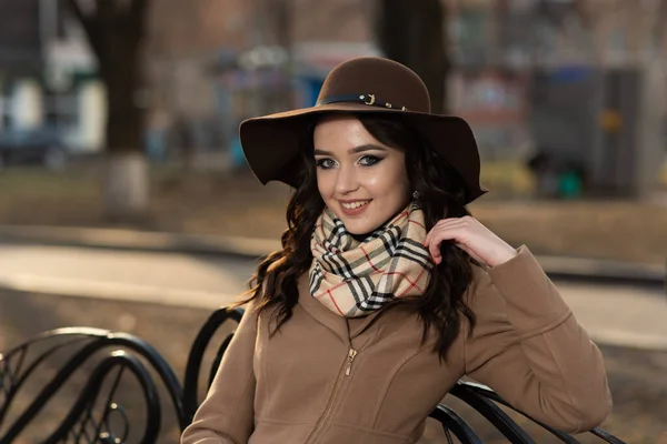 Hermosa Joven Con Abrigo Marrón Sombrero Sienta Banco Parque Ciudad —  Fotos de Stock