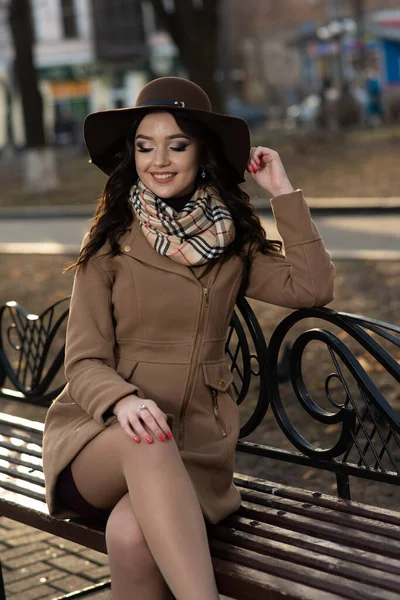 Gyönyörű Fiatal Lány Barna Kabátban Kalapban Egy Padon Városi Parkban — Stock Fotó