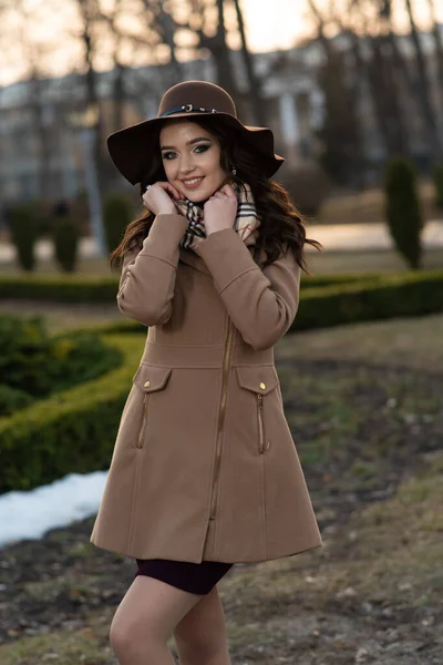 코트를 스카프를 아름다운 소녀가 도시를 다닌다 — 스톡 사진