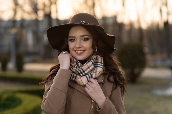 Hermosa Joven Con Abrigo Marrón Bufanda Caminando Por Ciudad Primavera — Foto de Stock