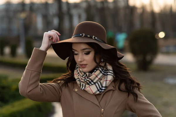 Hermosa Joven Con Abrigo Marrón Bufanda Caminando Por Ciudad Primavera —  Fotos de Stock