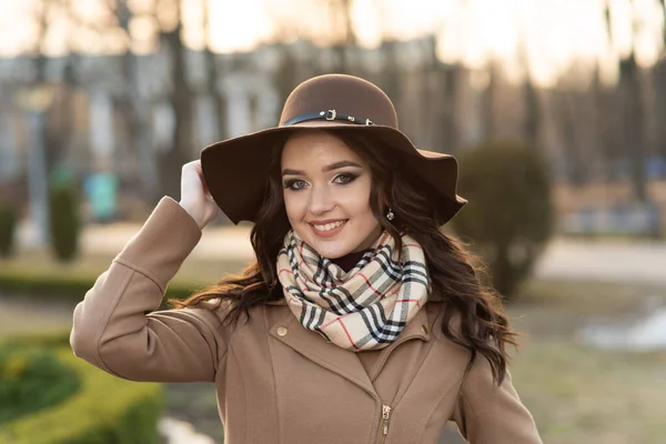 Hermosa Joven Con Abrigo Marrón Bufanda Caminando Por Ciudad Primavera —  Fotos de Stock