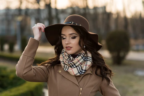 Belle Jeune Fille Manteau Marron Écharpe Promenant Dans Ville Printemps — Photo