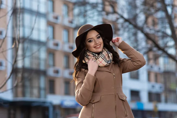 Bella Ragazza Cappotto Marrone Sciarpa Passeggiando Città Primavera — Foto Stock