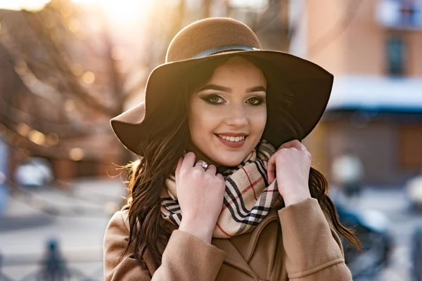 Hermosa Joven Con Abrigo Marrón Bufanda Caminando Por Ciudad Primavera — Foto de Stock