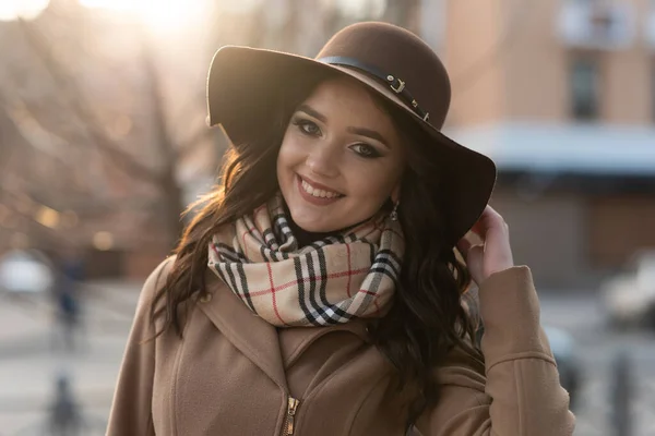 Hermosa Joven Con Abrigo Marrón Bufanda Caminando Por Ciudad Primavera —  Fotos de Stock