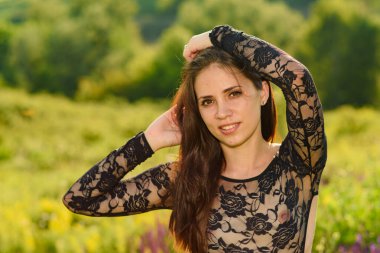 Şık bir vücudu olan esmer bir kadın. Yaz tarlası, yaşam tarzı.