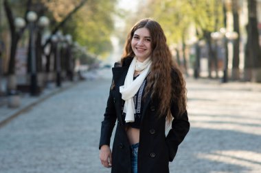 Şehirli kız caddede yürüyor