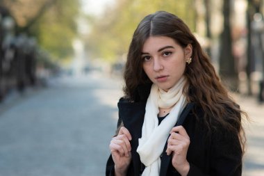 Güzel, genç bir kadın bahar portresi.