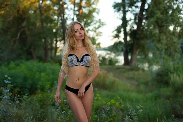Sexig Blondin Stilrena Underkläder Som Kopplar Nära Floden Sommarlivsstil Kvinna — Stockfoto