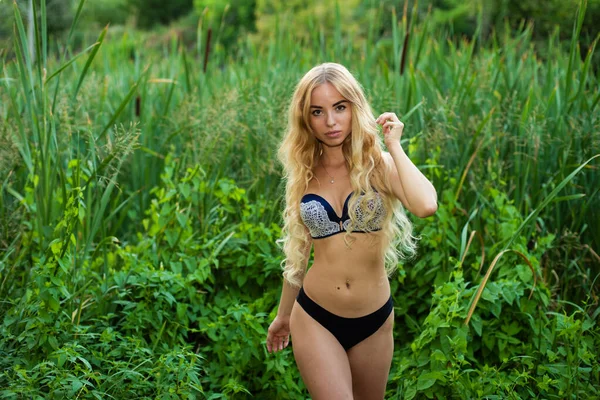 Mulher Lingerie Sexy Posando Parque Verde Sedutor Despido Menina Livre — Fotografia de Stock