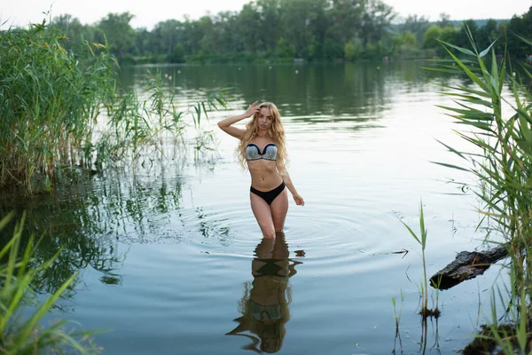 Sexig Blondin Stilrena Underkläder Som Kopplar Floden Sommarlivsstil Kvinna Med — Stockfoto