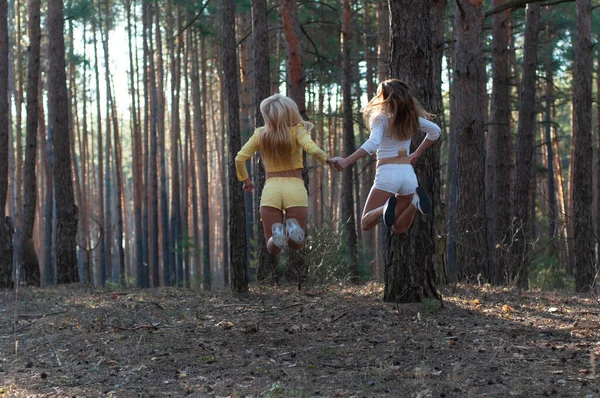 Twee Gelukkige Meisjes Hebben Plezier Het Bos — Stockfoto