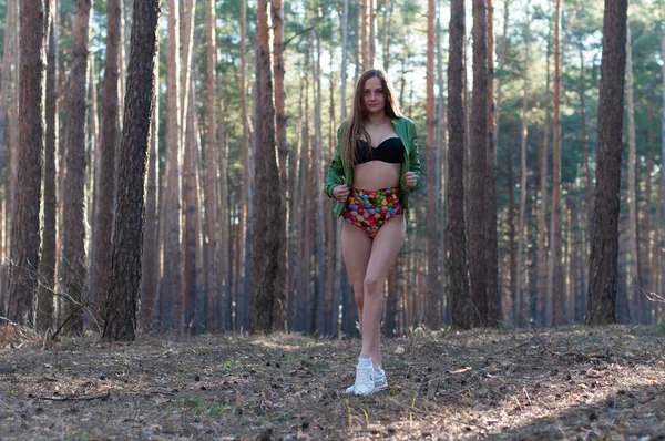Ormanda Baştan Çıkarıcı Uzun Bacaklı Kız — Stok fotoğraf