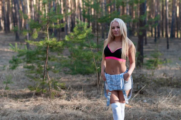 Rubia Seductora Denim General Caminando Bosque — Foto de Stock