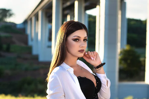 年轻漂亮女人穿着黑色胸罩白衬衫的特写 户外生活方式 可爱的年轻女子的性感肖像 — 图库照片