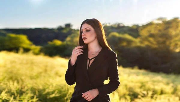 Hübsche Junge Frau Schwarzer Jacke Genießt Sommertage Auf Grüner Wiese — Stockfoto