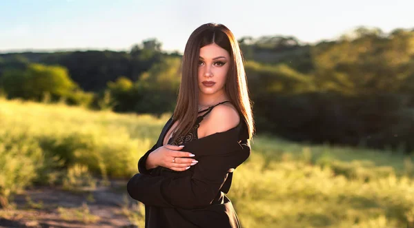 Mooie Jonge Vrouw Zwart Jasje Geniet Van Zomer Dagen Groene — Stockfoto