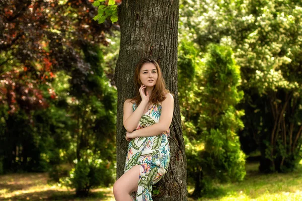 Gyönyörű Fiatal Hölgy Nyári Ruhában Sétál Városi Parkban — Stock Fotó
