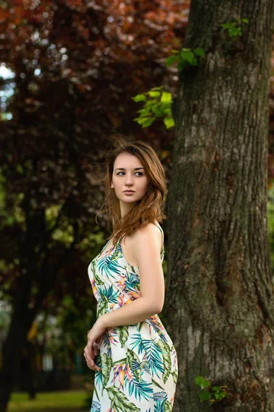 Linda Jovem Senhora Vestido Verão Está Andando Parque Cidade — Fotografia de Stock