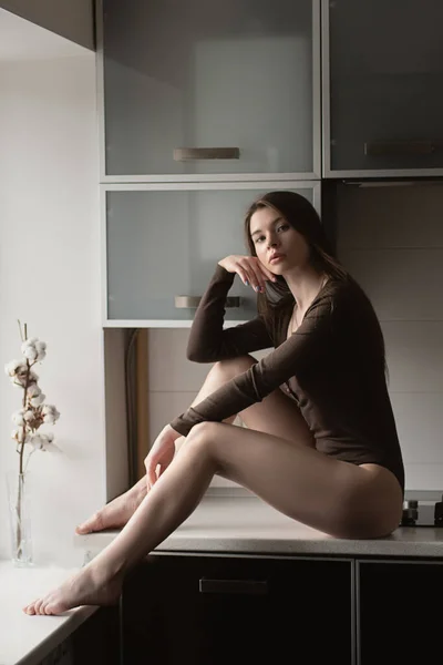 Svůdné Nohy Dívka Sedí Stole — Stock fotografie