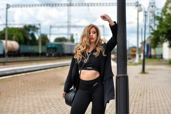 Linda Loira Traje Preto Elegante Posando Estação Ferroviária — Fotografia de Stock