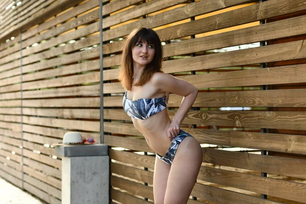 Sexy Mädchen Badeanzug Posiert Der Nähe Von Holz Hintergrund — Stockfoto