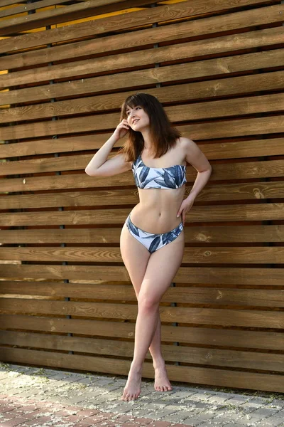 Menina Sexy Maiô Posando Perto Fundo Madeira — Fotografia de Stock