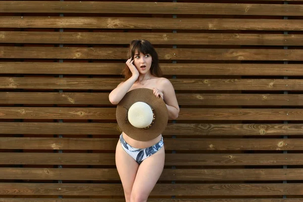 Όμορφη Νεαρή Γυναίκα Καλύπτει Στήθος Της Καπέλο Hot Κορίτσι Καλοκαίρι — Φωτογραφία Αρχείου