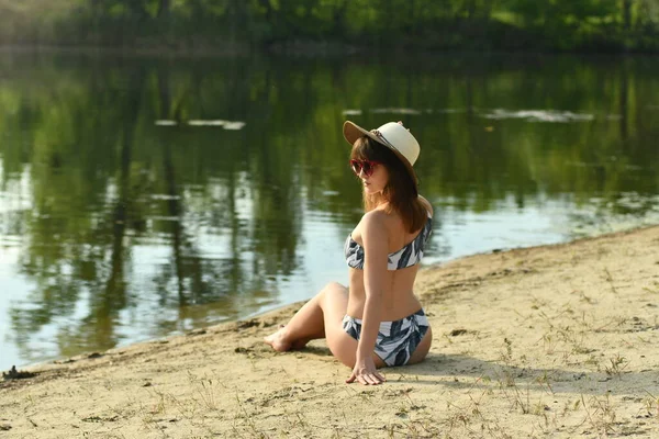 Menina Bonita Sentada Praia Jovem Sedutora Trajes Banho Elegantes Relaxante — Fotografia de Stock