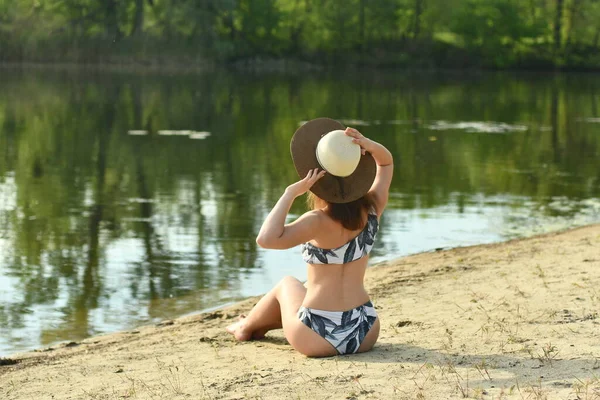 Jolie Jeune Fille Assise Sur Plage Séduisante Jeune Femme Maillot — Photo