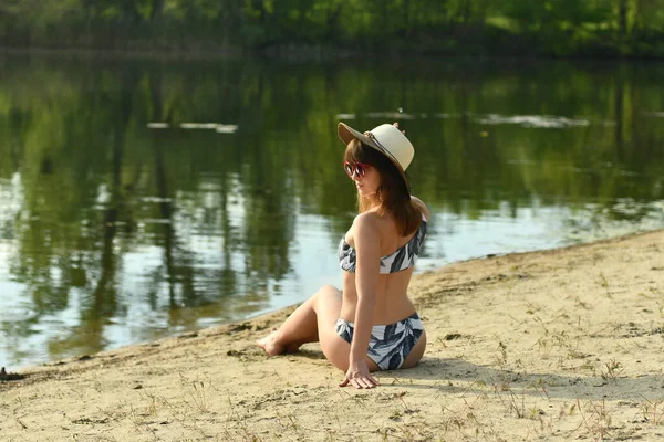 Hübsches Junges Mädchen Sitzt Strand Verführerische Junge Frau Stylischen Badeanzug — Stockfoto