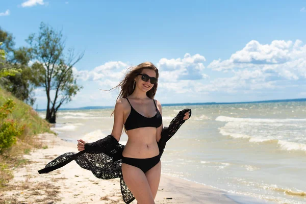 Belle Fille Sensuelle Maillot Bain Noir Tunique Posant Près Mer — Photo