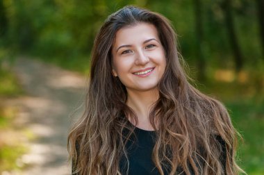 Uzun saçlı güzel bir genç kızın yakın plan portresi. Yaz Portresi