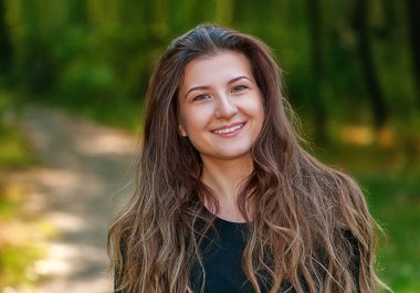 Uzun saçlı güzel bir genç kızın yakın plan portresi. Yaz Portresi