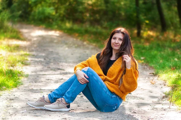 Joven Chica Moda Parque Sentado Sonriendo Mujer Bonita Suéter Amarillo — Foto de Stock