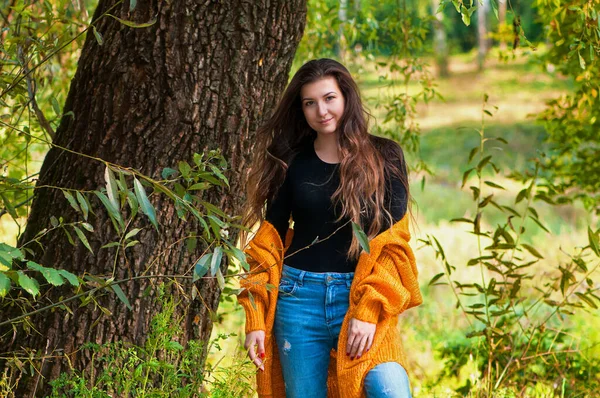Schöne Mädchen Geht Herbst Park Junge Dame Orangefarbenem Pullover Und — Stockfoto