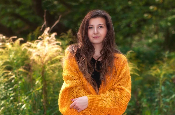 Glückliches Mädchen Gelben Pullover Auf Herbstlichem Hintergrund Schöne Attraktive Mädchen — Stockfoto