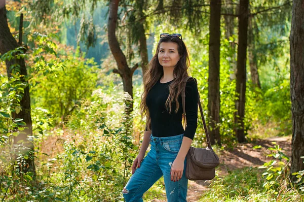 Belle Jeune Fille Promène Dans Parc Automne — Photo