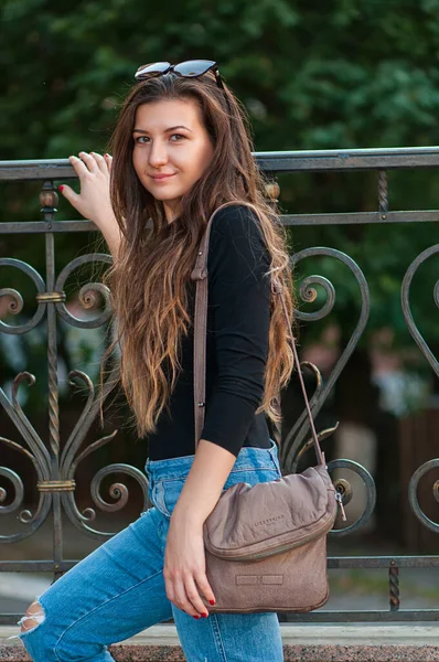 Formschöne Frau Blauen Jeans Die Auf Der Herbststraße Steht Außenporträt — Stockfoto