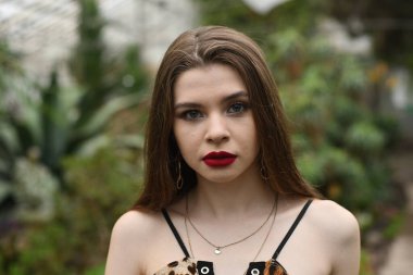 Yaz bahçesindeki sevimli genç kız.