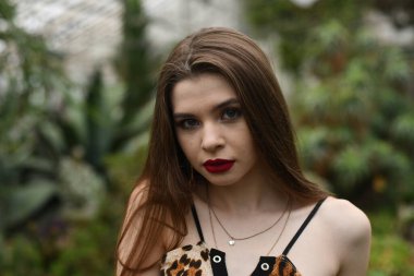 Yaz bahçesindeki sevimli genç kız.