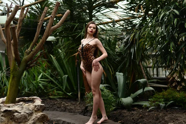 Menina Descalça Sexy Elegante Jardim Exótico — Fotografia de Stock
