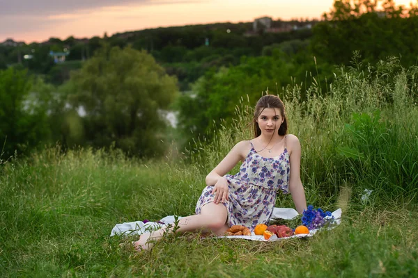 Söt Ung Dam Picknick Sensuell Ung Flicka Njuter Naturen — Stockfoto